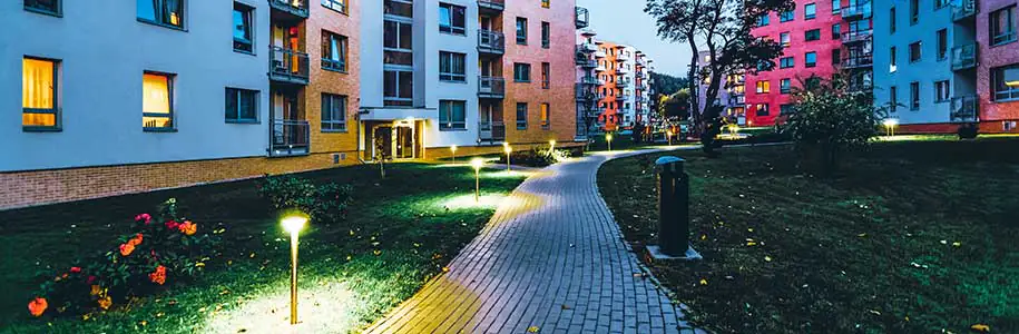 Au&szlig;enbeleuchtung einer Wohnanalage mit LED