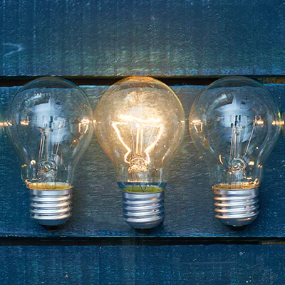 Drei Glühbirnen eine davon Leuchtet